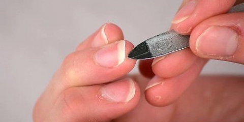 Limpando as unhas