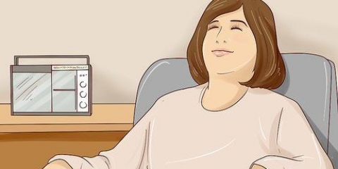 Fazendo uma massagem no couro cabeludo