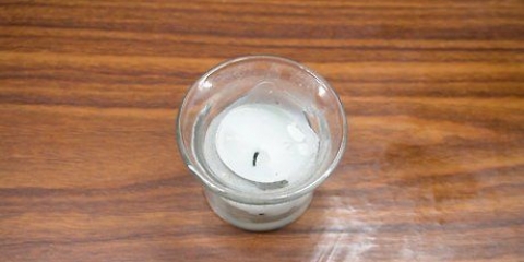 Removendo a cera da vela de um pote de vela