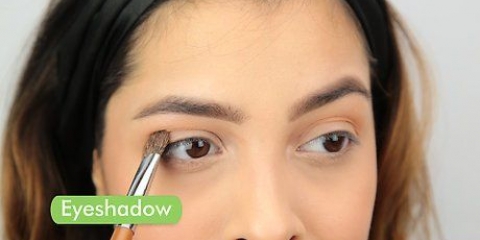 Fazendo olhos de gato com delineador