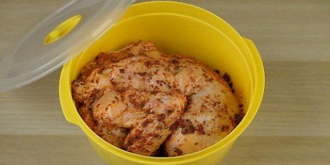 Esfregue o frango com uma mistura seca