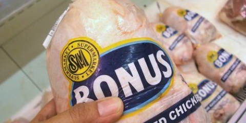 Fazendo tiras de frango