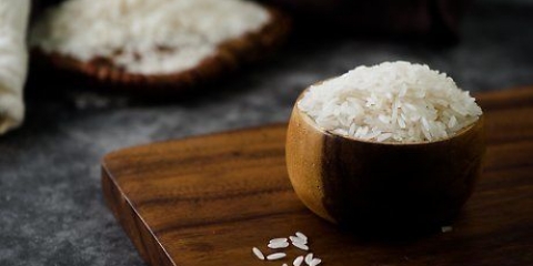 Fazendo arroz pegajoso com arroz comum