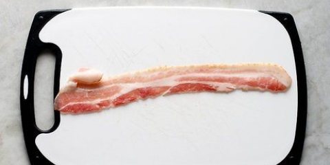 Fazendo salsichas embrulhadas em bacon