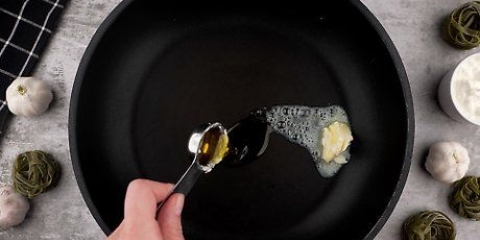 Fazendo molho de creme de alho