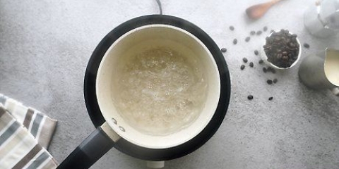 Colocar café no fogão