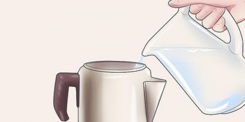 Fazendo café em um coador