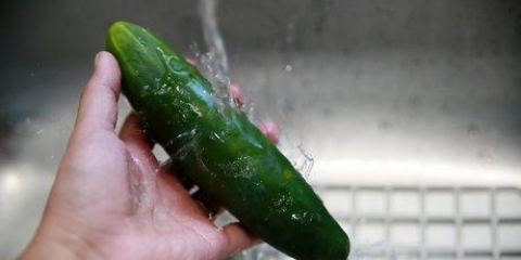 Fazendo água de pepino