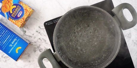 Prepare o macarrão e o queijo kraft