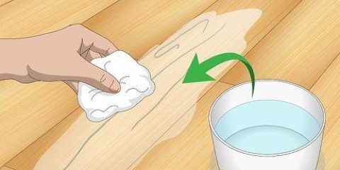 Reparando arranhões em um piso de madeira
