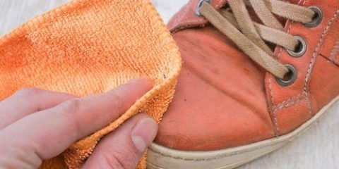Reparando arranhões em sapatos de couro artificial