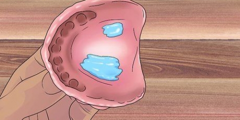 Removendo o adesivo de dentadura das gengivas