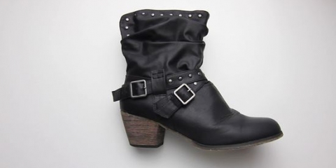 Limpando botas de couro