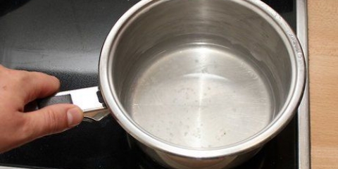 Removendo cola de um piso de madeira