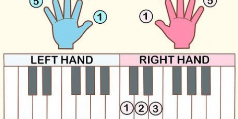 Tocando 'mary had a little lamb' no piano