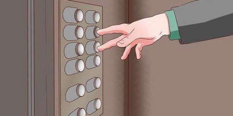 Assediar pessoas em um elevador