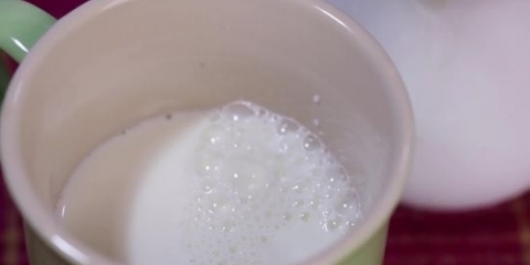 Espuma de leite à mão para um cappuccino