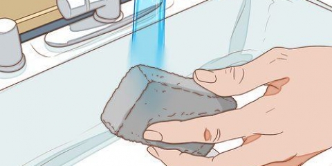 Removendo estrias de metal de um vaso sanitário de porcelana