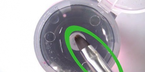 Remova o esmalte ao redor das unhas