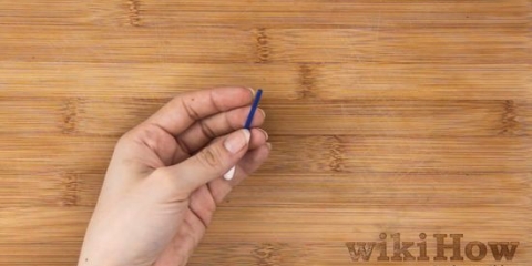 Fazendo cola para unhas