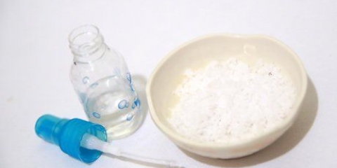 Fazendo spray nasal com uma solução salina