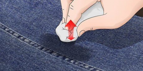 Como tirar manchas de óleo do jeans