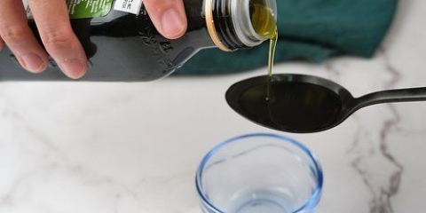 Usando azeite como cuidados com a pele em seu rosto