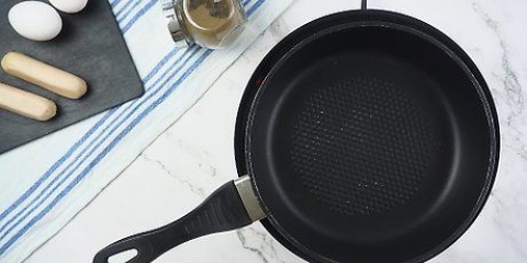 Preparando salsichas de café da manhã