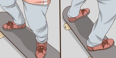 De pé em um skate