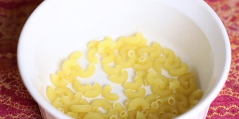 Prepare o macarrão no micro-ondas