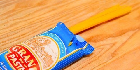 Fazendo macarrão com molho alfredo de uma jarra