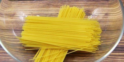 Reaquecendo macarrão no micro-ondas