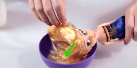 Desembaraçar e amaciar o cabelo da boneca