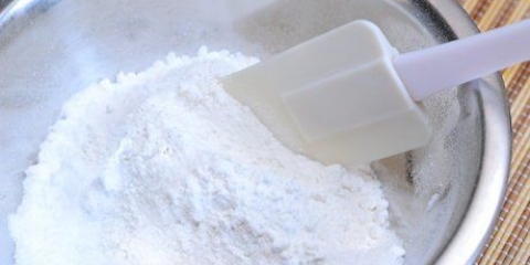 Fazendo puto (bolos de farinha de arroz cozido no vapor)