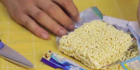 Prepare macarrão ramen no microondas