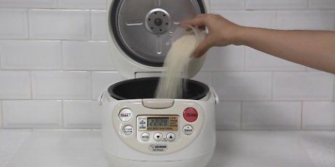 Cozinhar arroz em uma panela de arroz