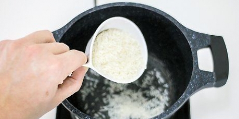 Cozinhar o arroz no caldo de galinha