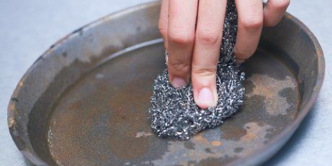 Removendo a ferrugem de uma frigideira de ferro fundido