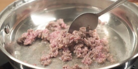 Escorra a carne moída