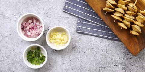 Fazendo molho para bolinhos de peixe (estilo de rua)