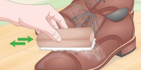 Consertando sapatos de couro rachados