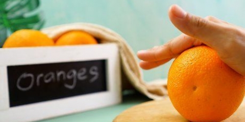 Fazendo suco de laranja