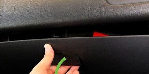 Remova os parafusos do carro