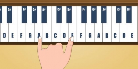 Tocando alguém como você no piano