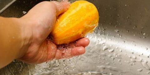 Prepare o espaguete de abóbora no micro-ondas
