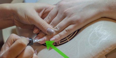 Usando pó de espelho em suas unhas