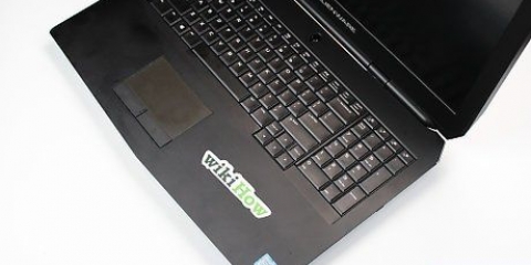 Remover adesivos de um laptop