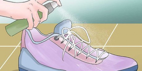 Esticando sapatos de camurça