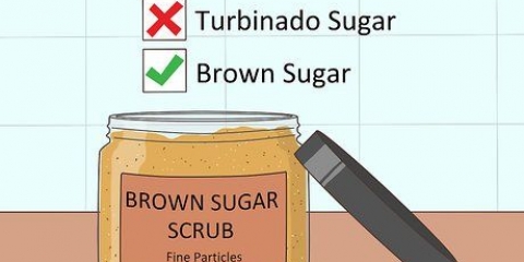 Usando esfoliante de açúcar