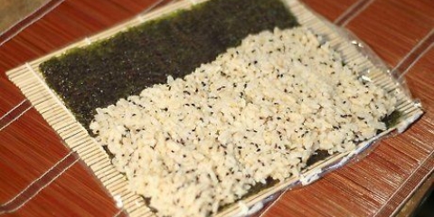 Fazendo rolos de sushi